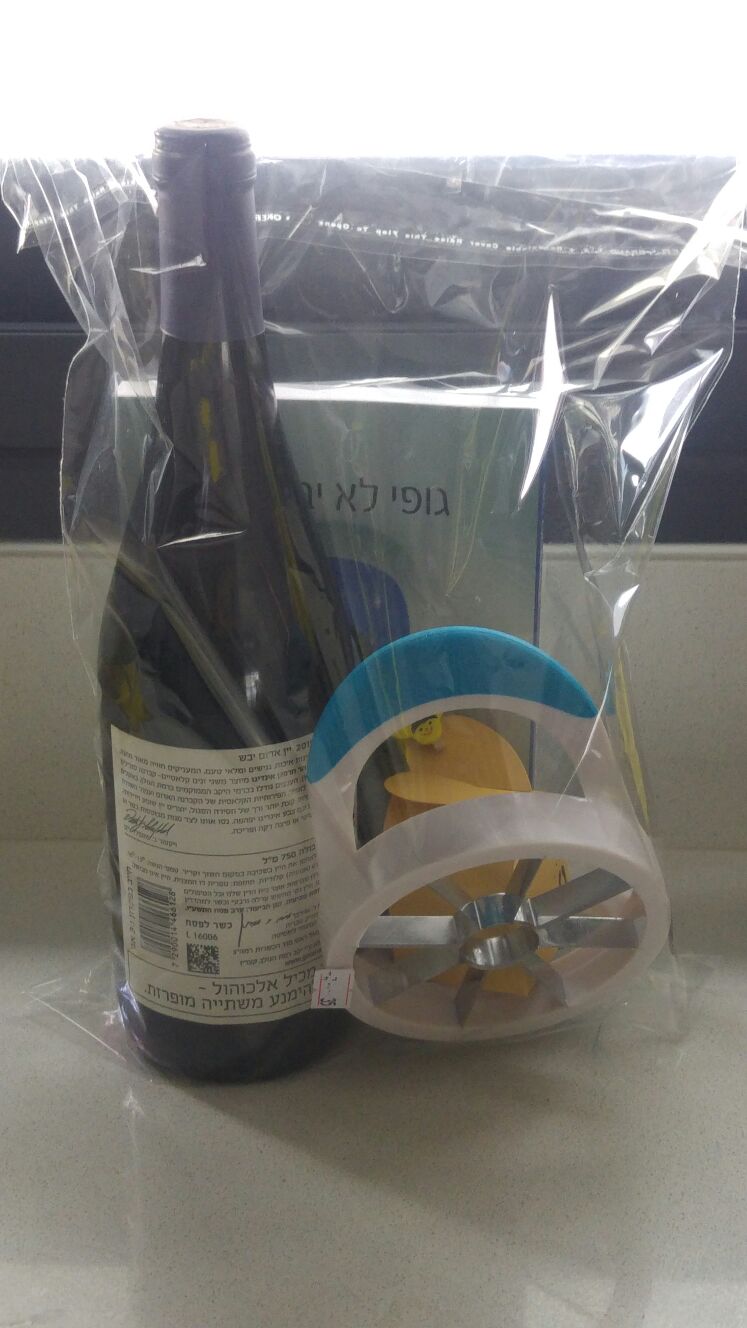 מארז יין+ ספר+חותך תפוחים + דבש 30 גר'